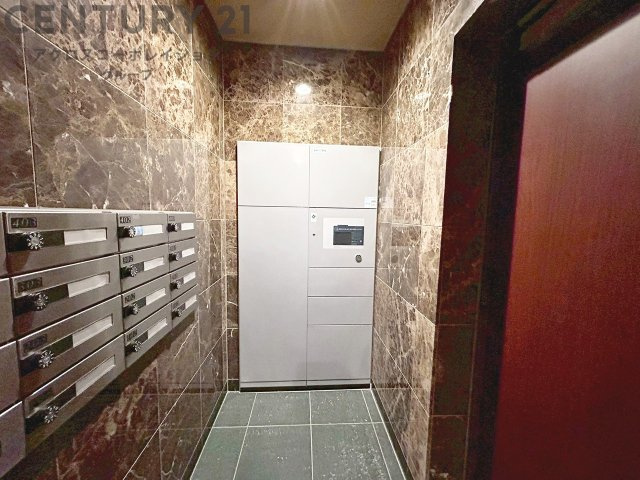 宅配ボックスは荷物の受け取りや配達が便利で安全です。不在時でも荷物が確保され、盗難や損傷のリスクが減少。受け取り時間の柔軟性が向上。外出先からでも荷物の受け取りや預けが可能となります。