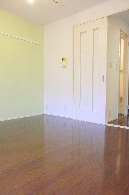 Ｔ’ｓ　ｃｏｕｒｔ　鷹番の洋室|★明るいフローリングの角部屋です★
