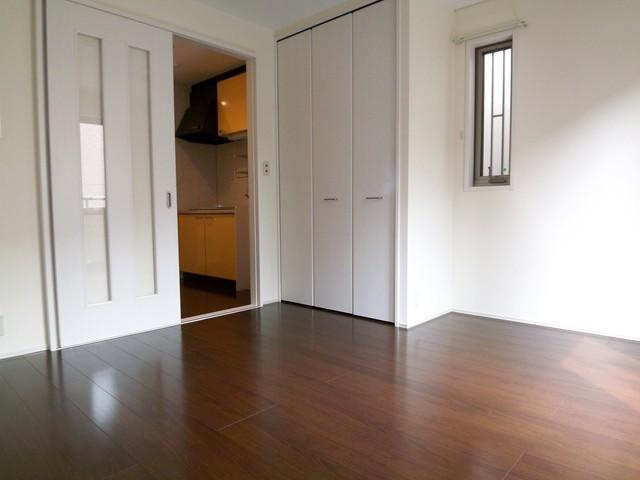 Ｔ’ｓ　ｃｏｕｒｔ　鷹番の洋室|★明るいフローリングの角部屋です★