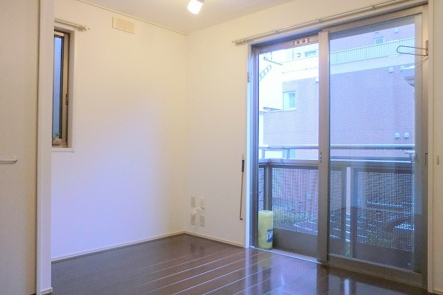 Ｔ’ｓ　ｃｏｕｒｔ　鷹番の居間・リビング|★明るいフローリングの角部屋です★