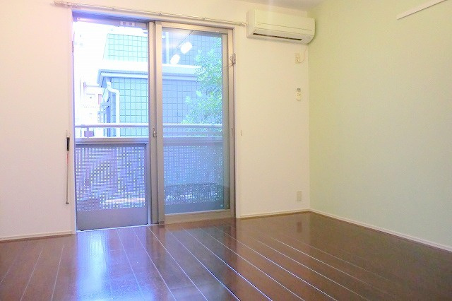 Ｔ’ｓ　ｃｏｕｒｔ　鷹番の寝室|★明るいフローリングの角部屋です★