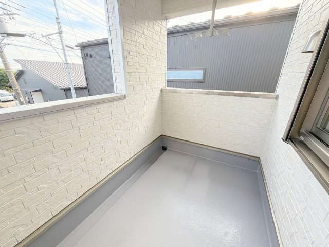 三郷市彦糸1丁目　全7棟　新築戸建　1号棟のバルコニー|南東向きバルコニーにて陽当り良好