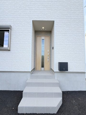 三郷市彦糸1丁目　全7棟　新築戸建　1号棟のエントランス|玄関アプローチ
