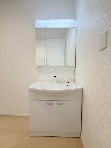 三郷市彦糸1丁目　全7棟　新築戸建　1号棟の独立洗面台|三面鏡付きシャワードレッサーで朝の準備も快適
