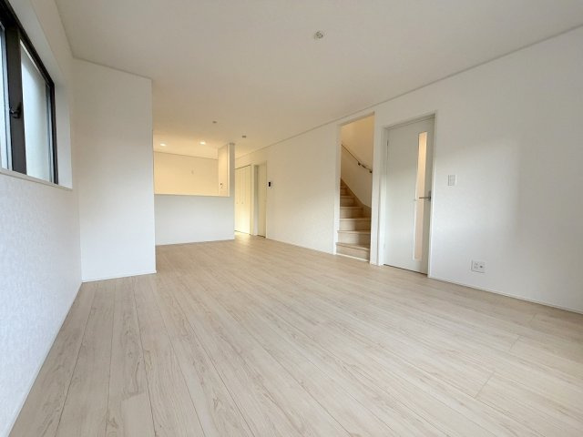 三郷市彦糸1丁目　全7棟　新築戸建　1号棟の居間・リビング|コミュニケーションの取れるリビングイン階段を採用