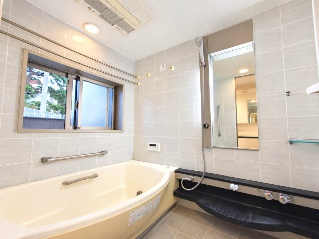 アーバニスフレア森北グランヒルズの浴室|一日の疲れを癒してくれる場所なので、快適に過ごして頂く為にゆったりサイズのバスタブを用意しました。是非半身浴をお楽しみ下さい。空気が籠らない様に小窓も設置しております。
