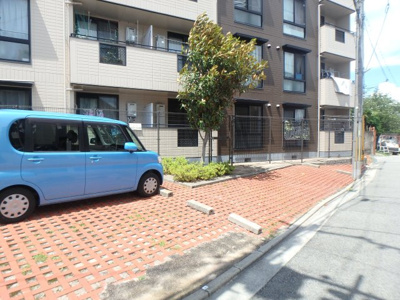 【駐車場】 | 岡田山ハイツＡ棟・Ｂ棟 | 駐車場に車を止められます