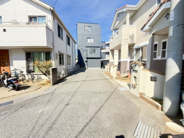 泉佐野市羽倉崎上町2丁目　中古戸建の前面道路含む現地写真