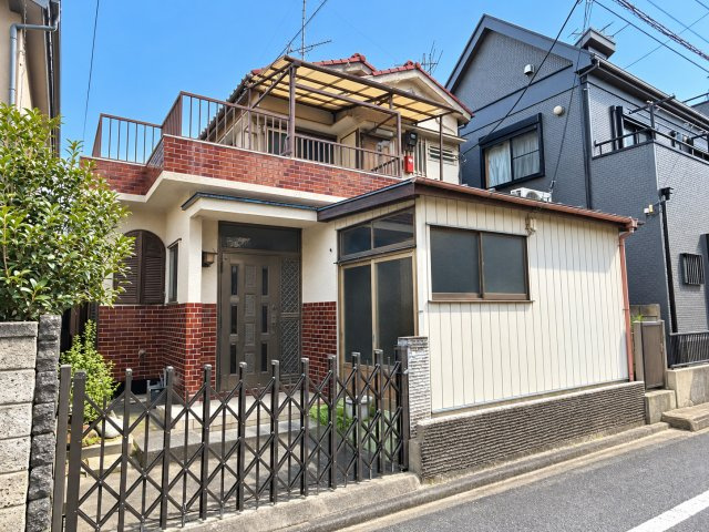 葛飾区西亀有1丁目古家付き売地の前面道路含む現地写真|東側約4ｍ公道に接道。ゆとりある間口が、多彩な建築プランの可能性を広げます。
