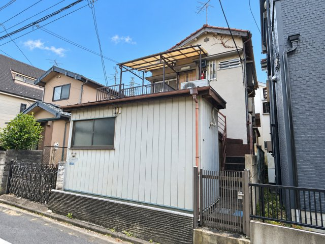 葛飾区西亀有1丁目古家付き売地の外観|前面約4ｍの公道に面した、閑静な住宅街の一画。穏やかな暮らしを育む住環境です。