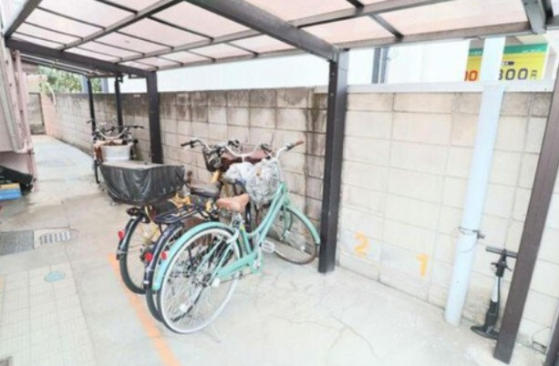 【駐輪場】 | サンモール志村坂上 | 屋根付きの駐輪場となっていますので、雨の日でも大切な自転車が濡れずに済みます。