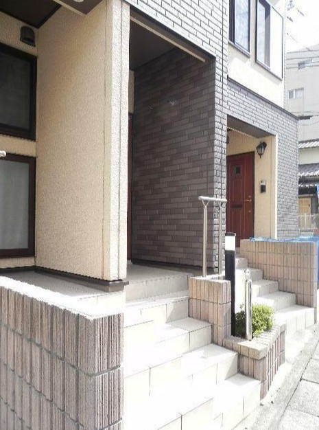 我孫子市本町１丁目のアパートのエントランス