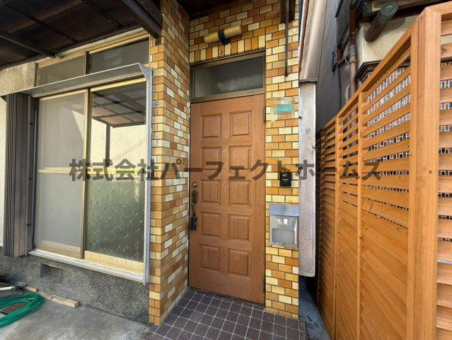 長尾家具町2丁目戸建　賃貸の玄関|明るい玄関です