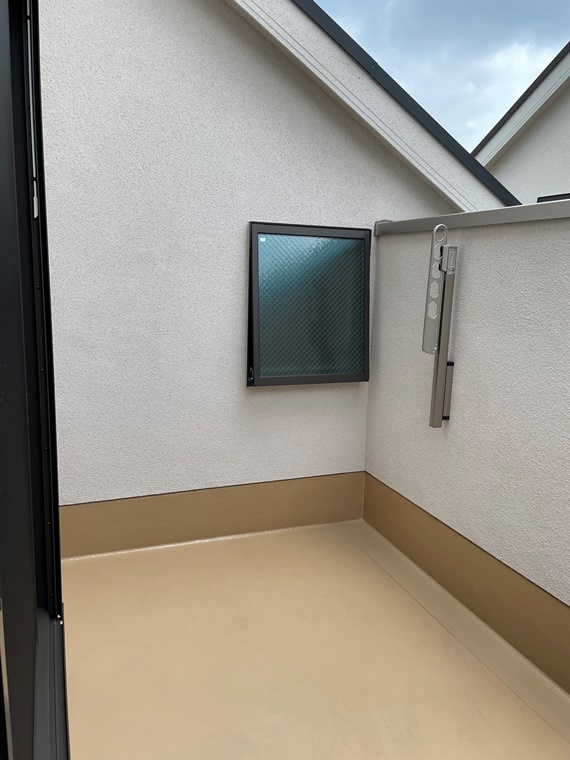 春日町戸建のバルコニー|バルコニーからの眺めを楽しみながら食事をしませんか