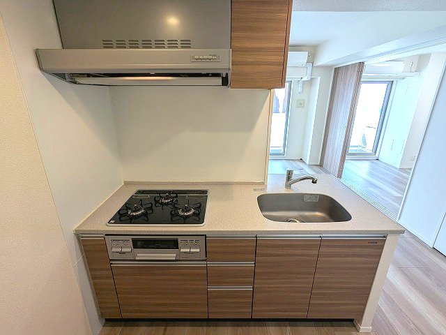 Urbanex秋葉原EASTⅡの設備|グリル付ガス3口システムカウンターキッチン、瀟洒でお手入れ楽なガラストップコンロです