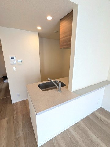 Urbanex秋葉原EASTⅡの設備|グリル付ガス3口システムカウンターキッチン、瀟洒でお手入れ楽なガラストップコンロです