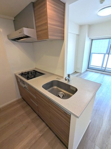 Urbanex秋葉原EASTⅡのキッチン|グリル付ガス3口システムカウンターキッチン、瀟洒でお手入れ楽なガラストップコンロです