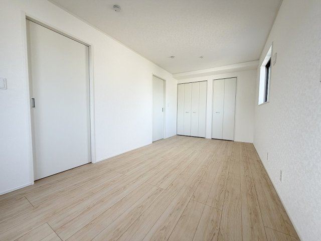 三郷市彦糸1丁目　全7棟　新築戸建　2号棟の洋室|お子様が小さいうちは家族全員の寝室としてもお使いいただける9帖の広々とした洋室