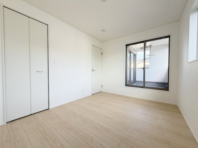 三郷市彦糸1丁目　全7棟　新築戸建　2号棟の洋室|バルコニーに面した明るい洋室6帖・主寝室としていかがでしょう