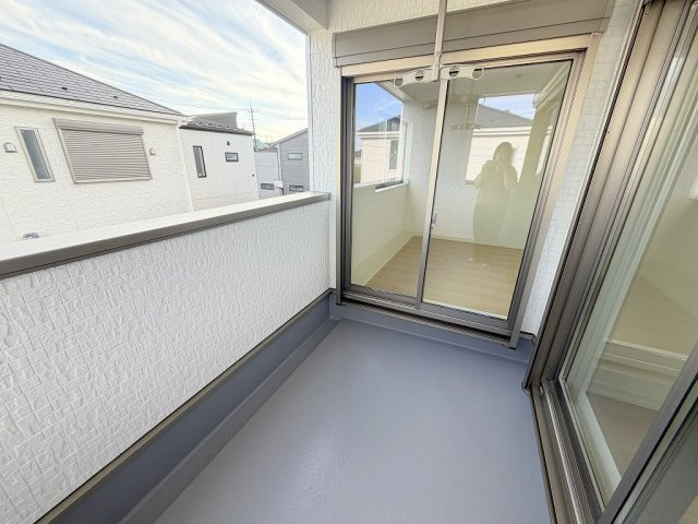 三郷市彦糸1丁目　全7棟　新築戸建　2号棟のバルコニー|南東向きバルコニーにて陽当り良好