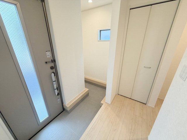 三郷市彦糸1丁目　全7棟　新築戸建　2号棟の玄関|アウトドア用品やベビーカー置場に便利な玄関土間収納