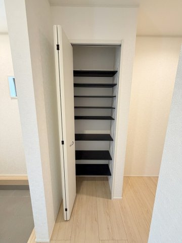 三郷市彦糸1丁目　全7棟　新築戸建　2号棟の収納|たっぷり収納できるトールタイプのシューズボックス