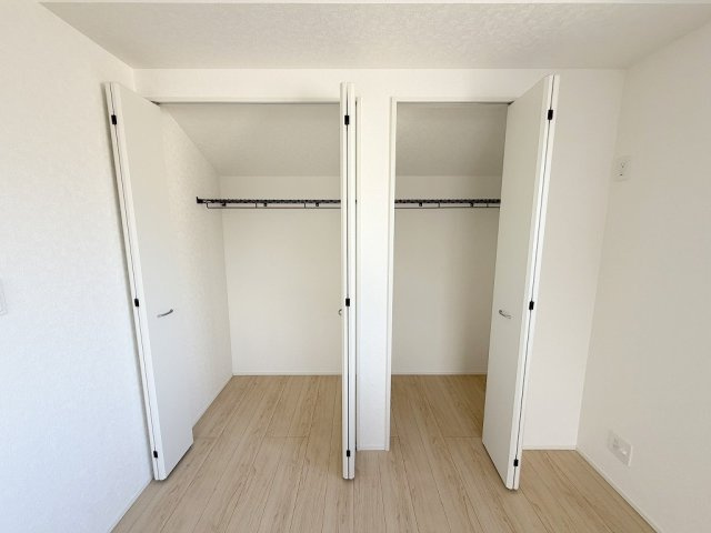 三郷市彦糸1丁目　全7棟　新築戸建　2号棟の収納|大切な衣類を収納できるクローゼット