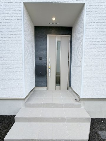 三郷市彦糸1丁目　全7棟　新築戸建　2号棟のエントランス|玄関アプローチ