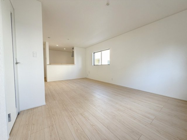 三郷市彦糸1丁目　全7棟　新築戸建　2号棟の居間・リビング|ソファやダイニングセットを置いてもゆとりのある17.7帖のリビング