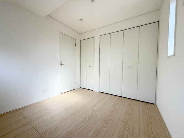 三郷市彦糸1丁目　全7棟　新築戸建　2号棟の洋室|クローゼット付きの洋室4.8帖・子供部屋としていかがでしょう