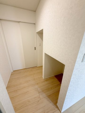 三郷市彦糸1丁目　全7棟　新築戸建　2号棟の収納|ラックを置いたりして活用できる玄関ホールの収納スペースです