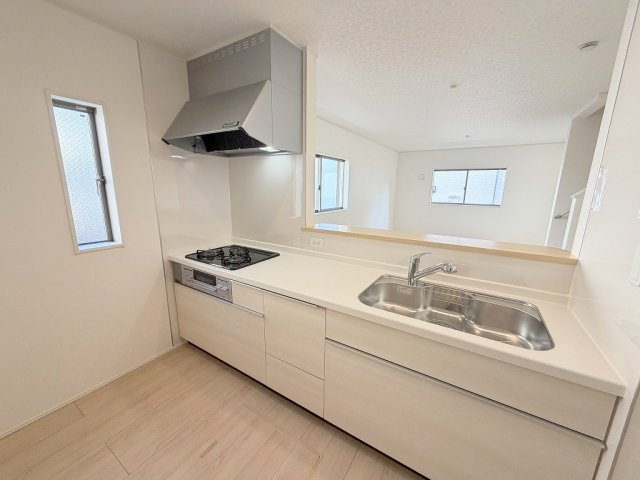 三郷市彦糸1丁目　全7棟　新築戸建　2号棟のキッチン|リビング全体が見渡せる対面システムキッチン