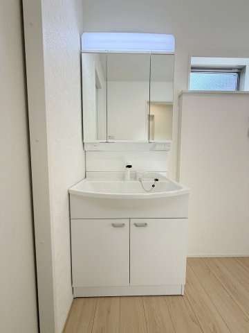 三郷市彦糸1丁目　全7棟　新築戸建　2号棟の独立洗面台|三面鏡付きシャワードレッサーで朝の準備も快適