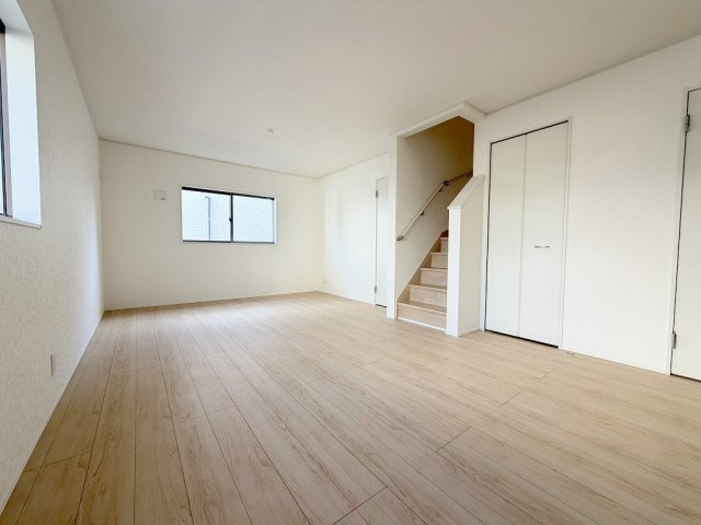 三郷市彦糸1丁目　全7棟　新築戸建　2号棟の洋室|コミュニケーションの取れるリビングイン階段を採用