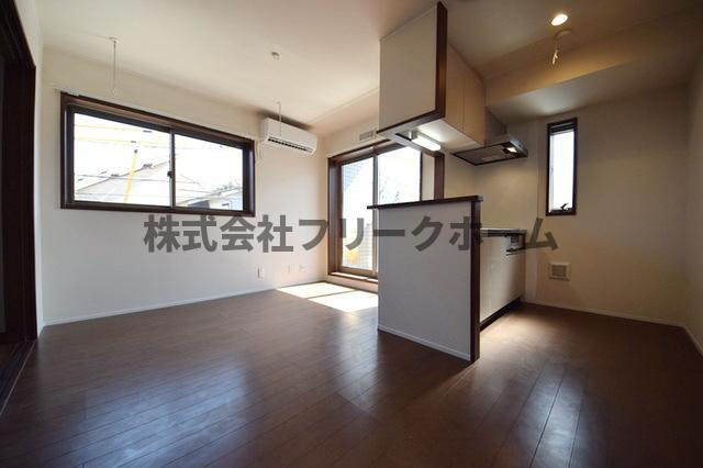 三鷹市井の頭１丁目のアパートの居間・リビング