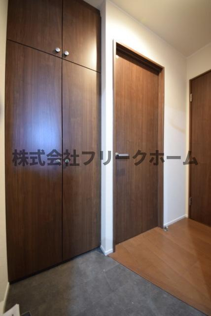 三鷹市井の頭１丁目のアパートの玄関