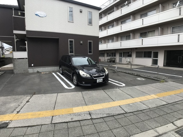 シャーメゾン・ウェーブの駐車場
