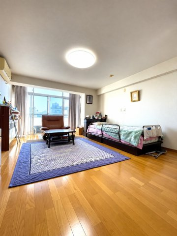小金井ヘルス・ケア・マンションB棟の居間・リビング|日当たり良好明るい居室♪