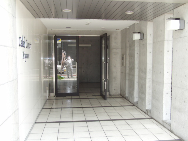 大阪市淀川区木川西１丁目の賃貸マンションのエントランス