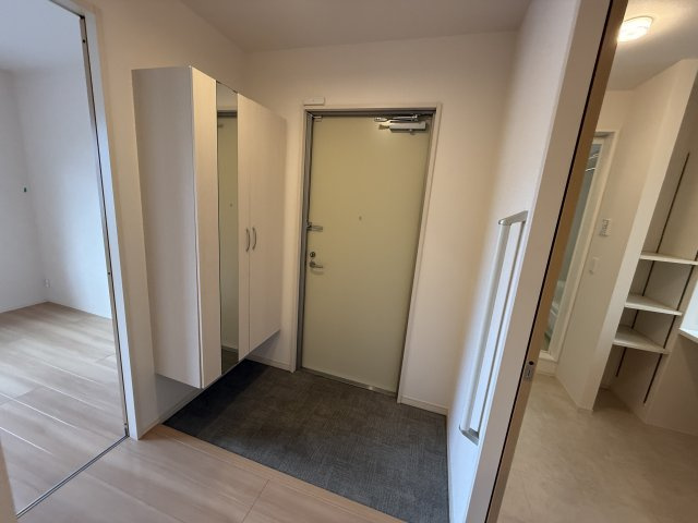 クレール桃山台の玄関