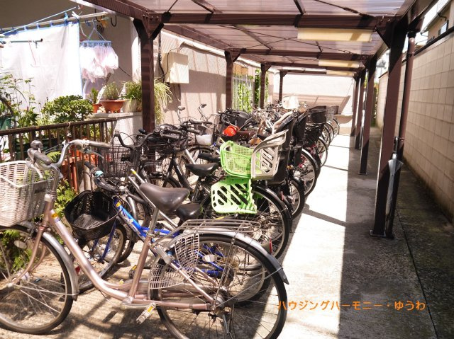 【駐輪場】 | サンシュウ常盤台第二コーポ | 屋根付きの駐輪場となっていますので、雨の日でも大切な自転車が濡れずに済みます。