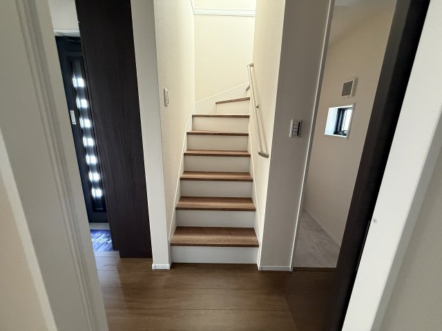 今宿東３丁目　新築戸建のその他|階段　２階へ