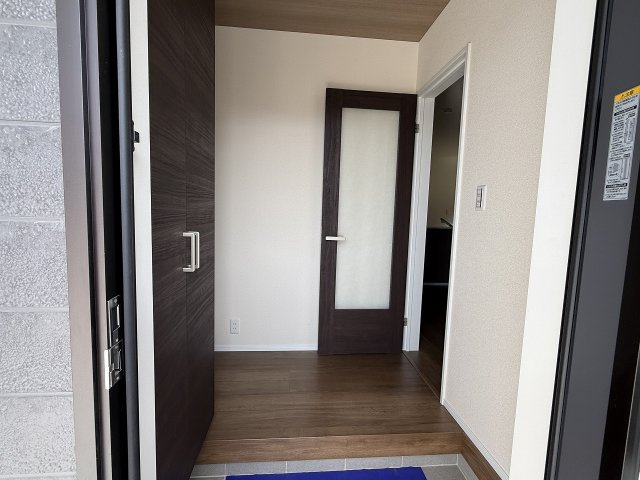 今宿東３丁目　新築戸建の玄関