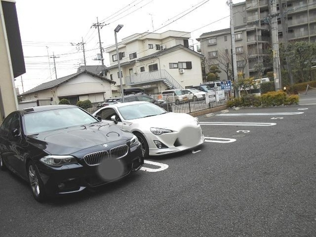 ロイヤルヒルズの駐車場|敷地内駐車場完備。