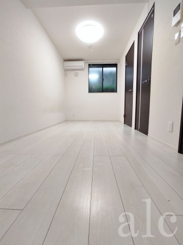 ライブリー江古田の居間・リビング|ホワイトフローリングの清潔感のある居室です。