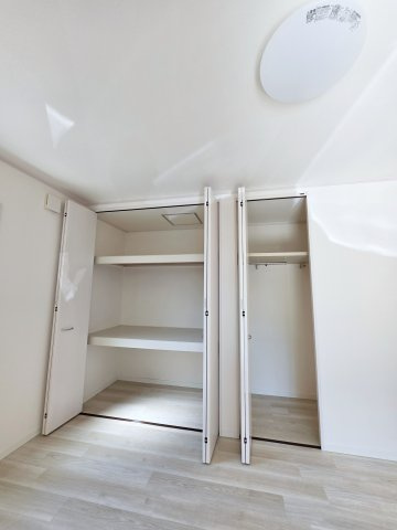 尾長東一丁目の収納|各居室に機能的なクローゼットを完備。タンスなどの大型家具を買い足す必要がないため、お部屋の面積を最大限に活かせます。