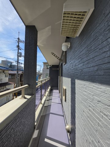 尾長東一丁目のバルコニー|屋根に守られたバルコニー。お出かけ中の急な雨でも洗濯物が濡れにくく安心です。