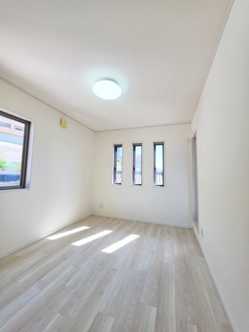 尾長東一丁目の洋室|各居室に機能的なクローゼットを完備。タンスなどの大型家具を買い足す必要がないため、お部屋の面積を最大限に活かせます。