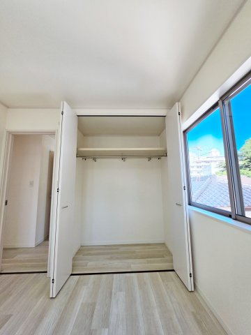 尾長東一丁目の収納|各居室に機能的なクローゼットを完備。タンスなどの大型家具を買い足す必要がないため、お部屋の面積を最大限に活かせます。