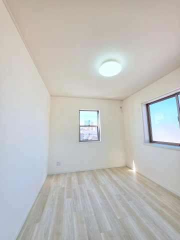 尾長東一丁目の洋室|各居室に機能的なクローゼットを完備。タンスなどの大型家具を買い足す必要がないため、お部屋の面積を最大限に活かせます。